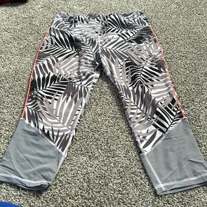 Black & Gray patterned leggings size XL. Inseam: 20in